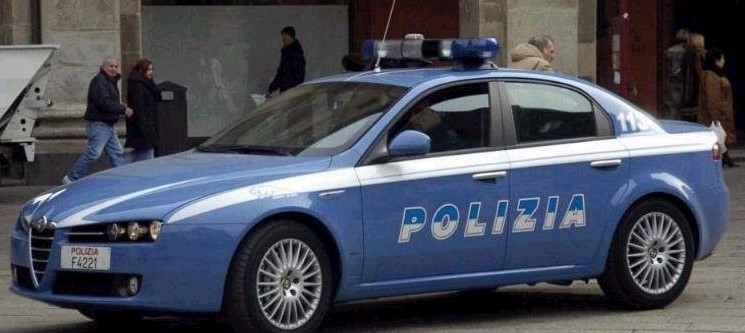  San Pietro a Patierno, sorpresi in un capannone di via dei Reggiolaria smontare auto rubate: 2 arresti