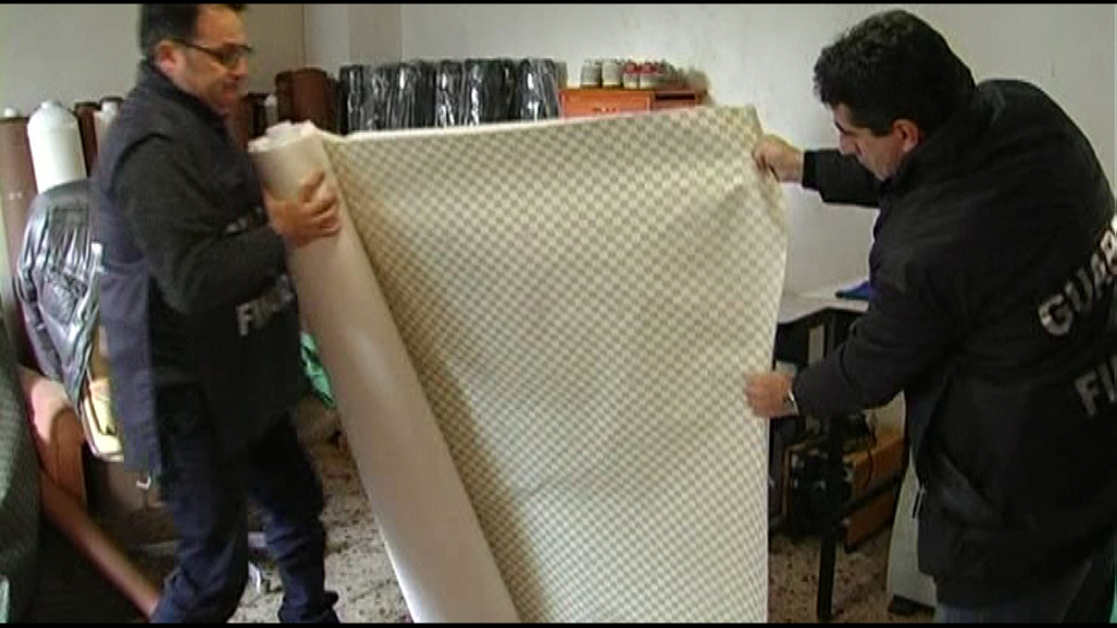  Sequestro record di pellame contraffatto a Giugliano in Campania – VIDEO