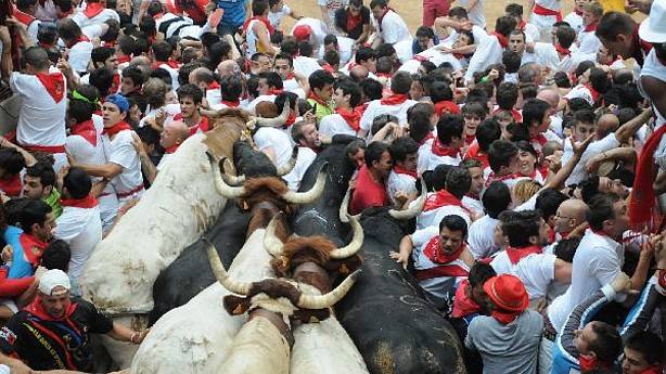  Pamplona, al via la tradizionale corsa di tori: 4 feriti nei primi minuti di gara