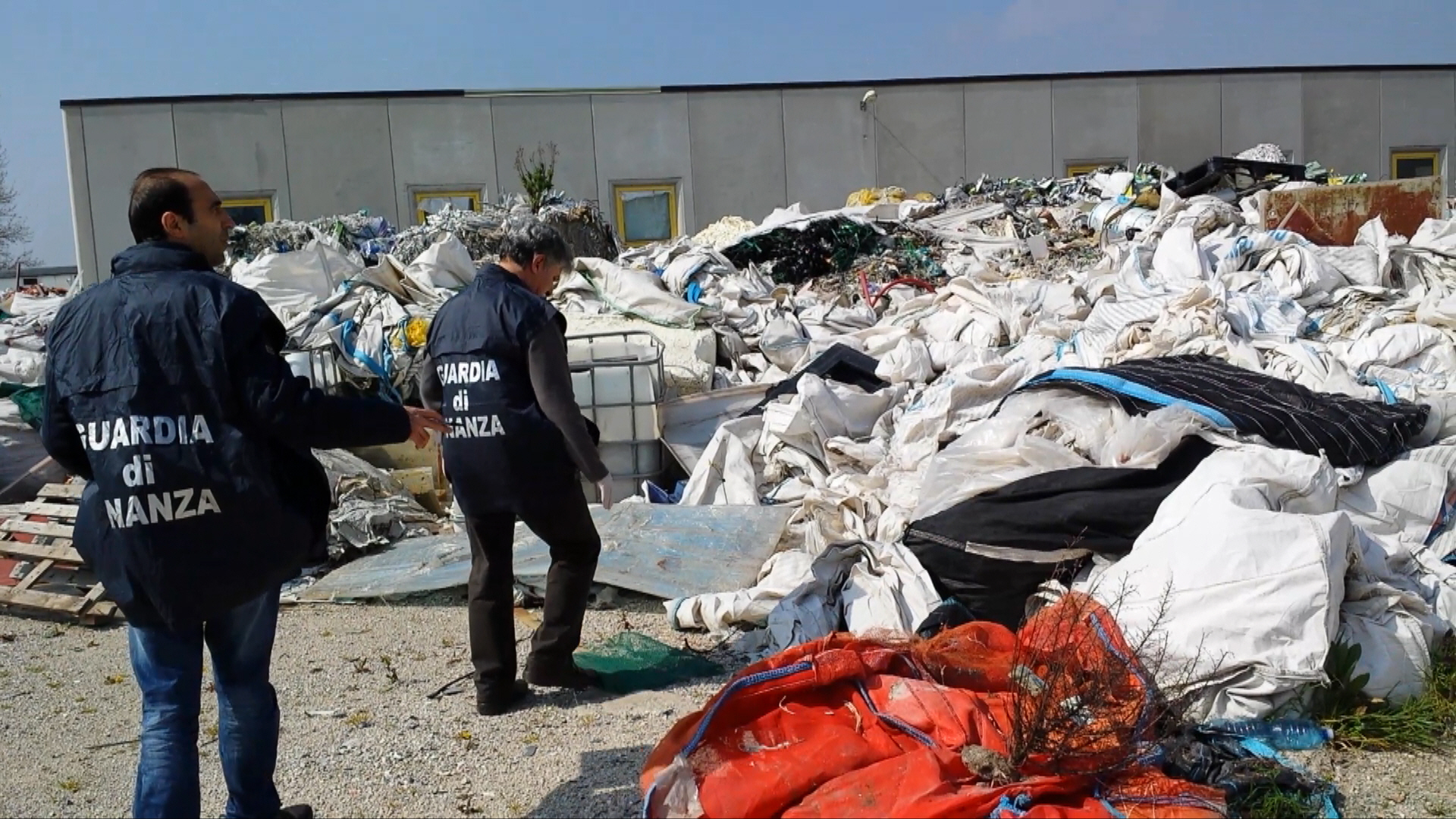  Caserta, scoperto traffico illecito di rifiuti: arrestato imprenditore – VIDEO