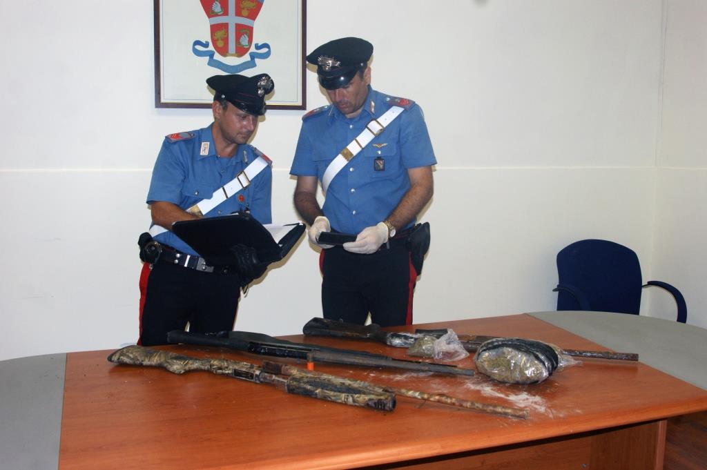  Soccavo, armi e droga sequestrati dai carabinieri in via Romolo e Remo