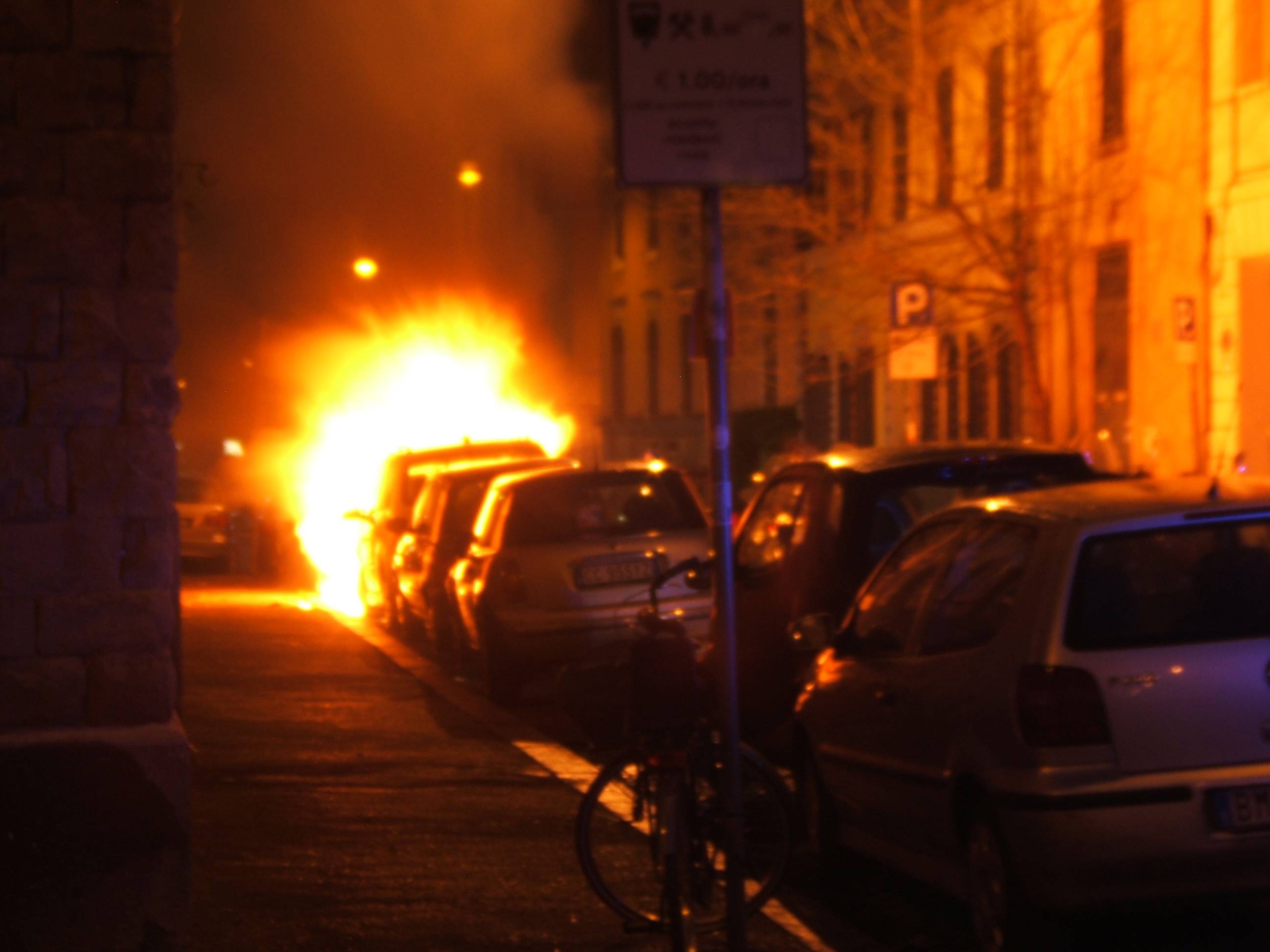  Napoli, incendio in piazza San Francesco di Paola:  4 auto distrutte