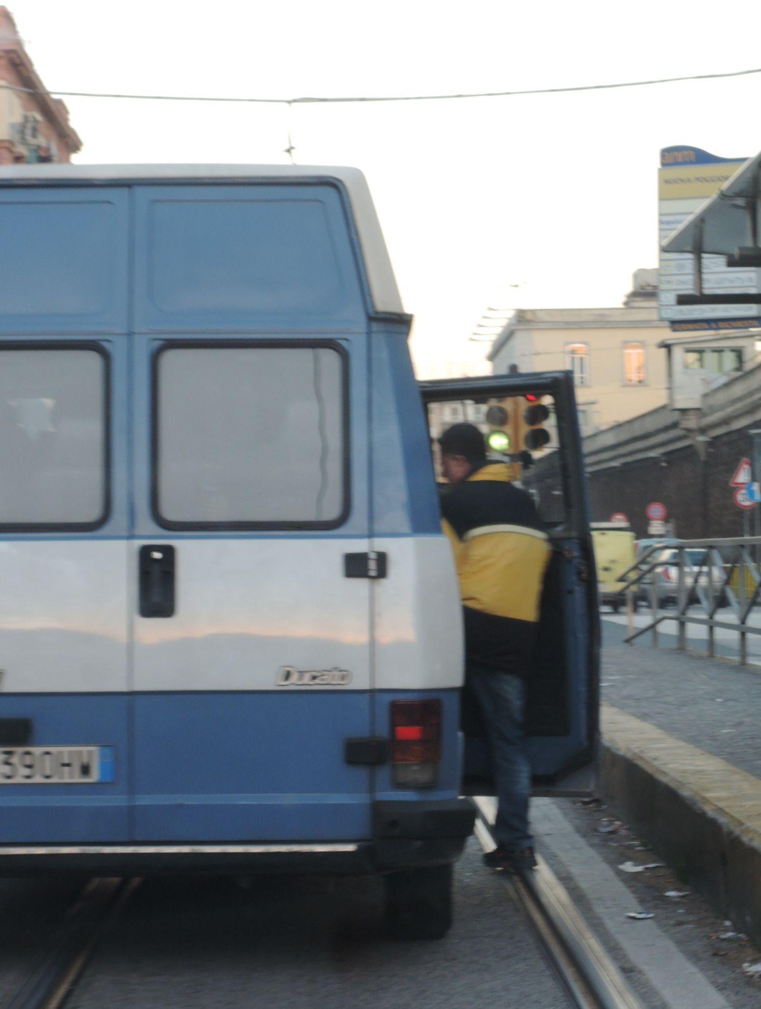  Capodimonte, autobus abusivo scoperto in “azione”: arrestato 54enne