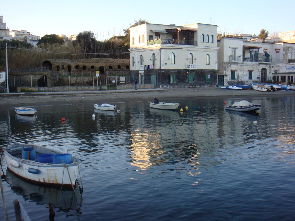  Bacoli, rissa in piazza Marina Grande per il posto sulla spiaggia: 4 denunciati