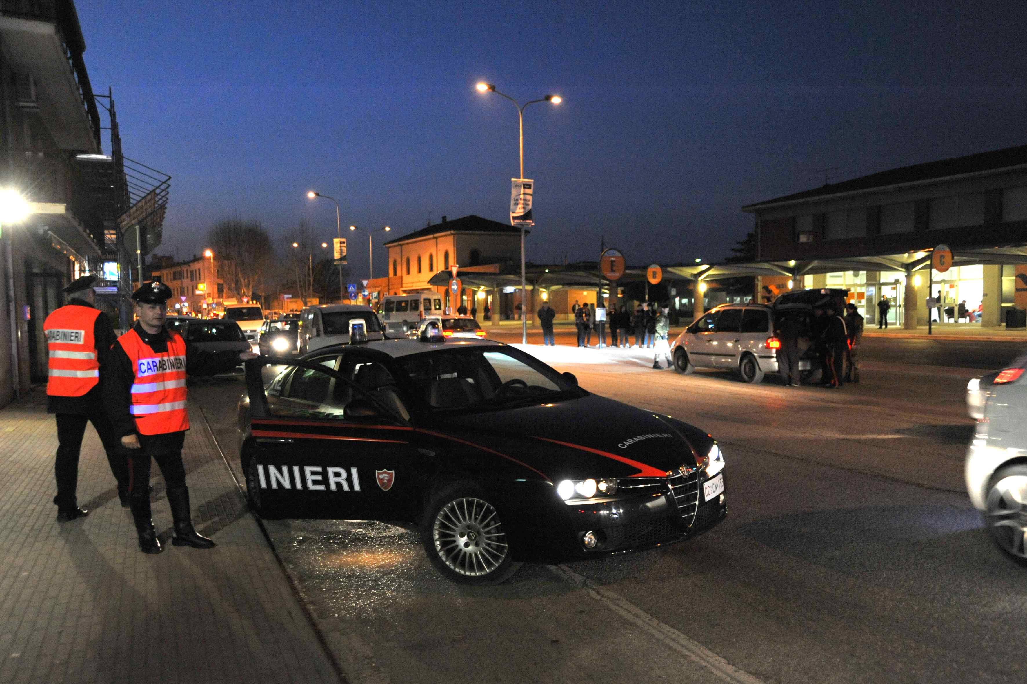  Chiaia, aiuta un’anziana signora a salire sul pullman e le ruba il portafogli: arrestato