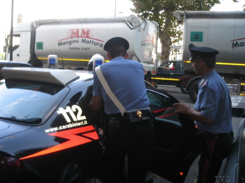  Agnano, offre 50 euro ai carabinieri per evitare la multa: arrestato