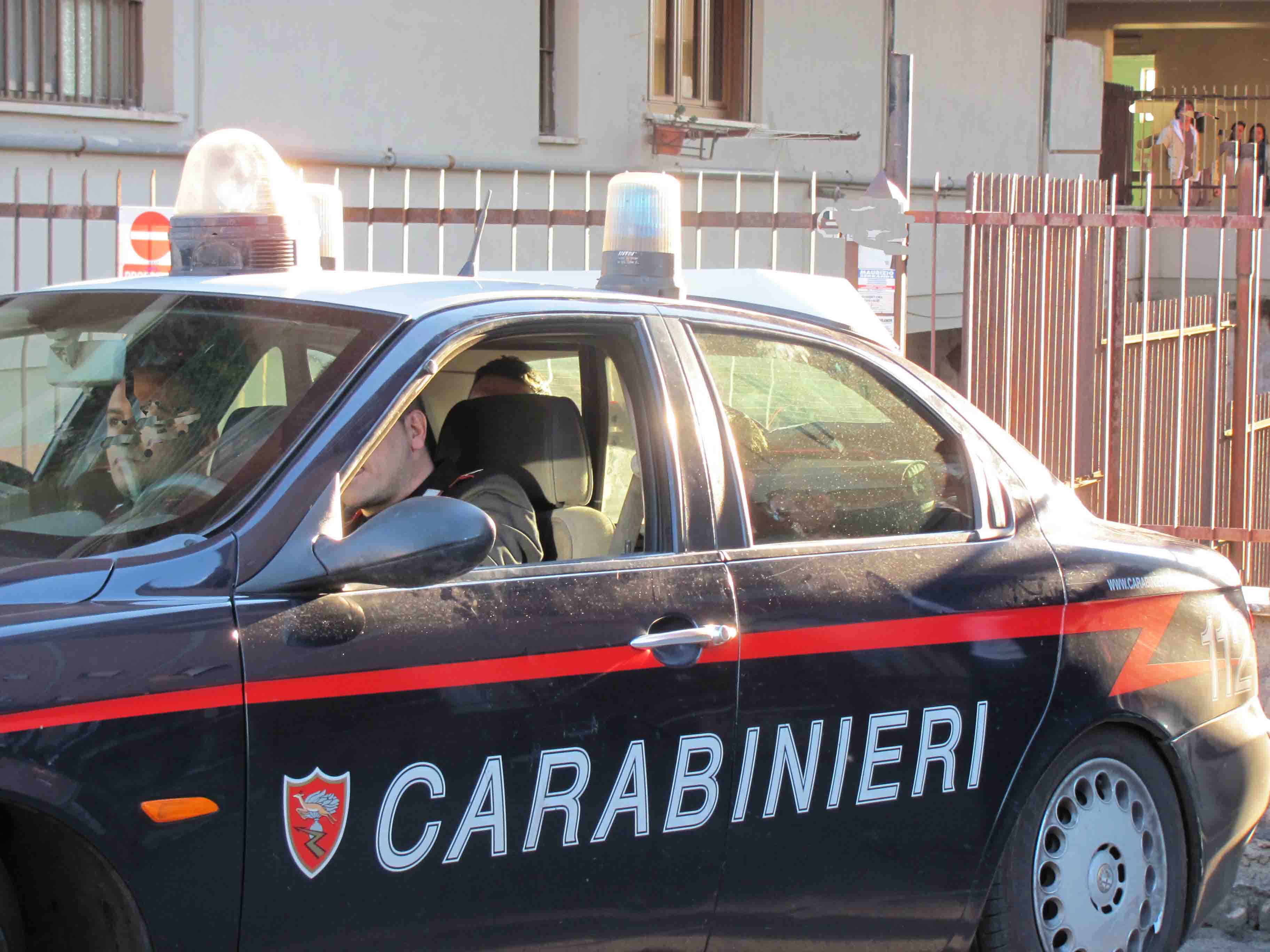  Napoli, contrabbandiere fugge all’alt dei carabinieri in Piazza Carlo III
