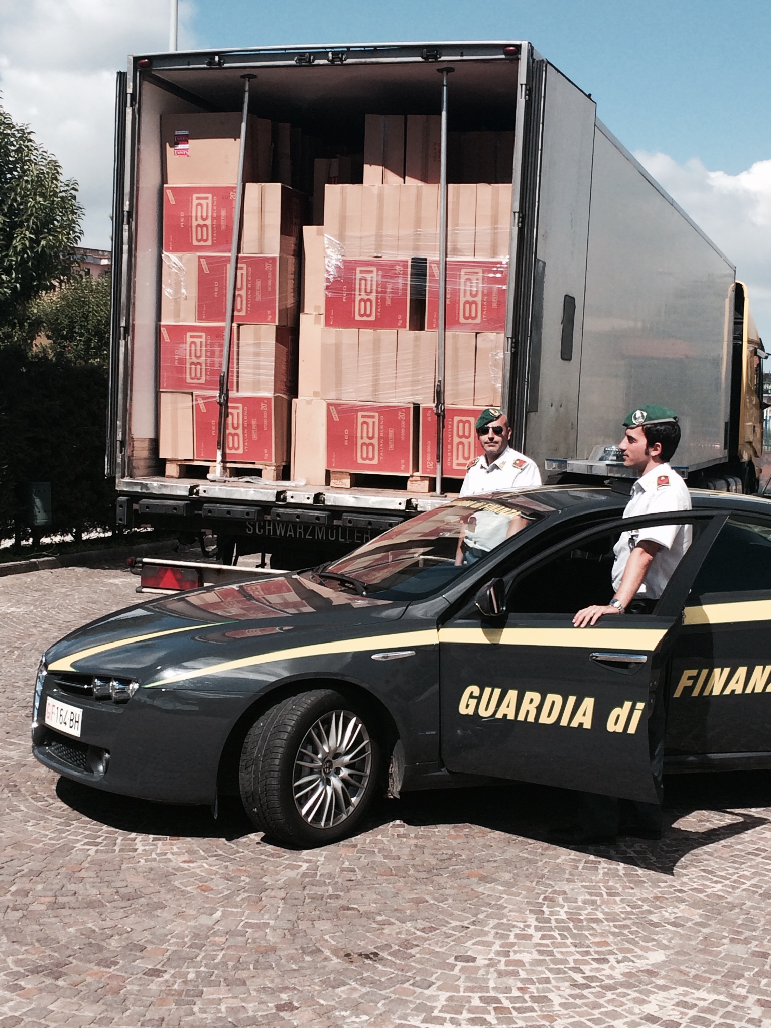  Guardia di Finanza, fermato sull’A1 un tir con 9 tonnellate di sigarette – VIDEO