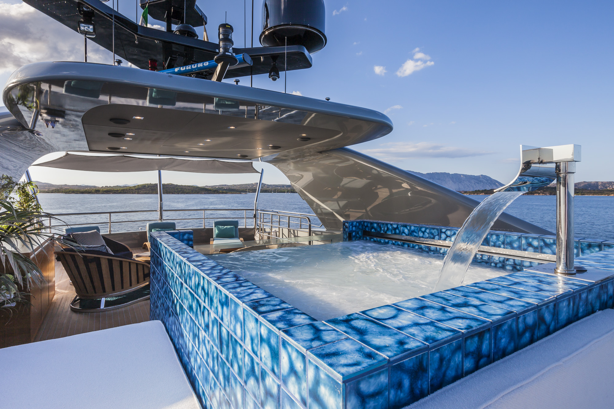  Franco Pecchioli Ceramica decora la piscina dello yacht Nameless di Mondomarine