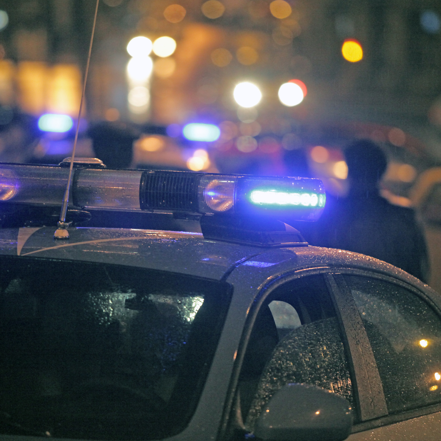  Sfila il cellulare ad una ragazza, ma viene scoperto dai poliziotti: arrestato 41enne in piazza Dante