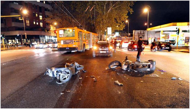  Incidenti stradali: scontro tra scooter, muore 15enne a Giugliano