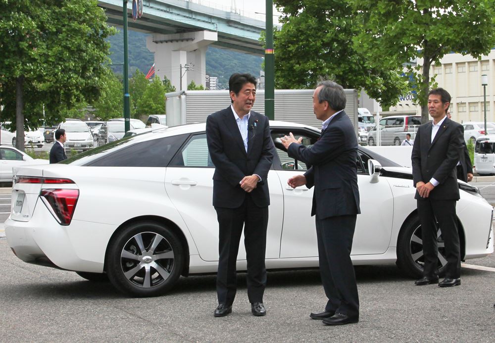  Toyota: il primo ministro giapponese Shinzo Abe guida l’auto del futuro – VIDEO