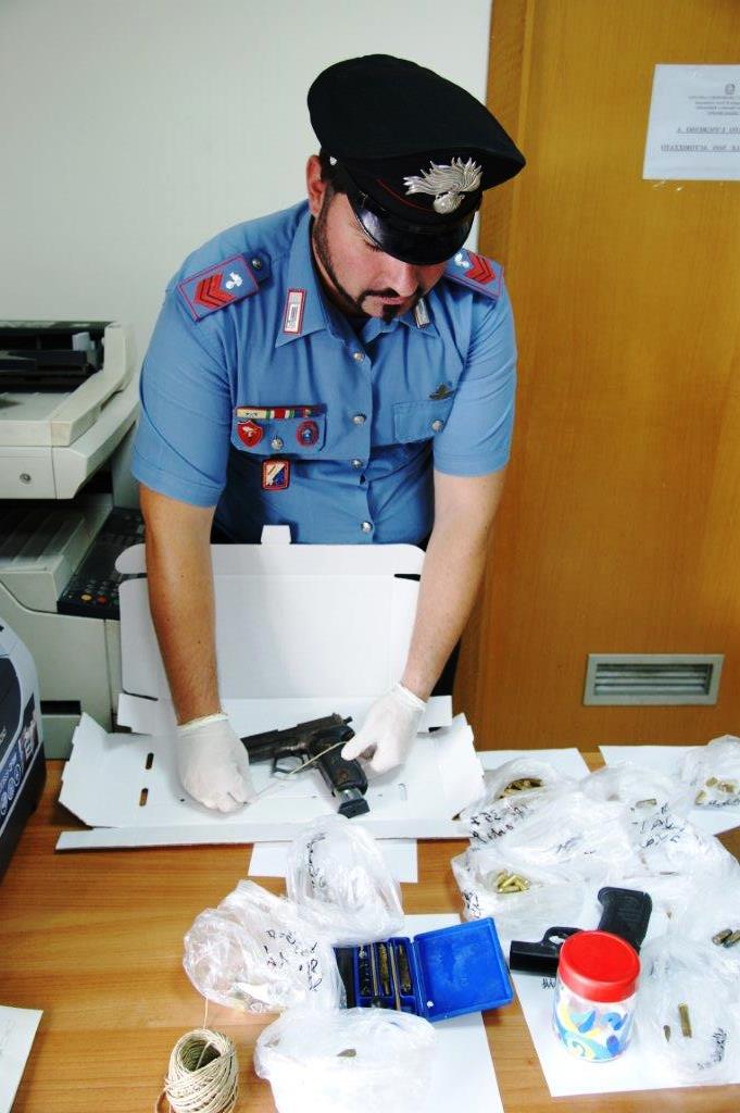  Trecase, pistole munizioni e bomba a mano nella loro officina meccanica: 2 arresti