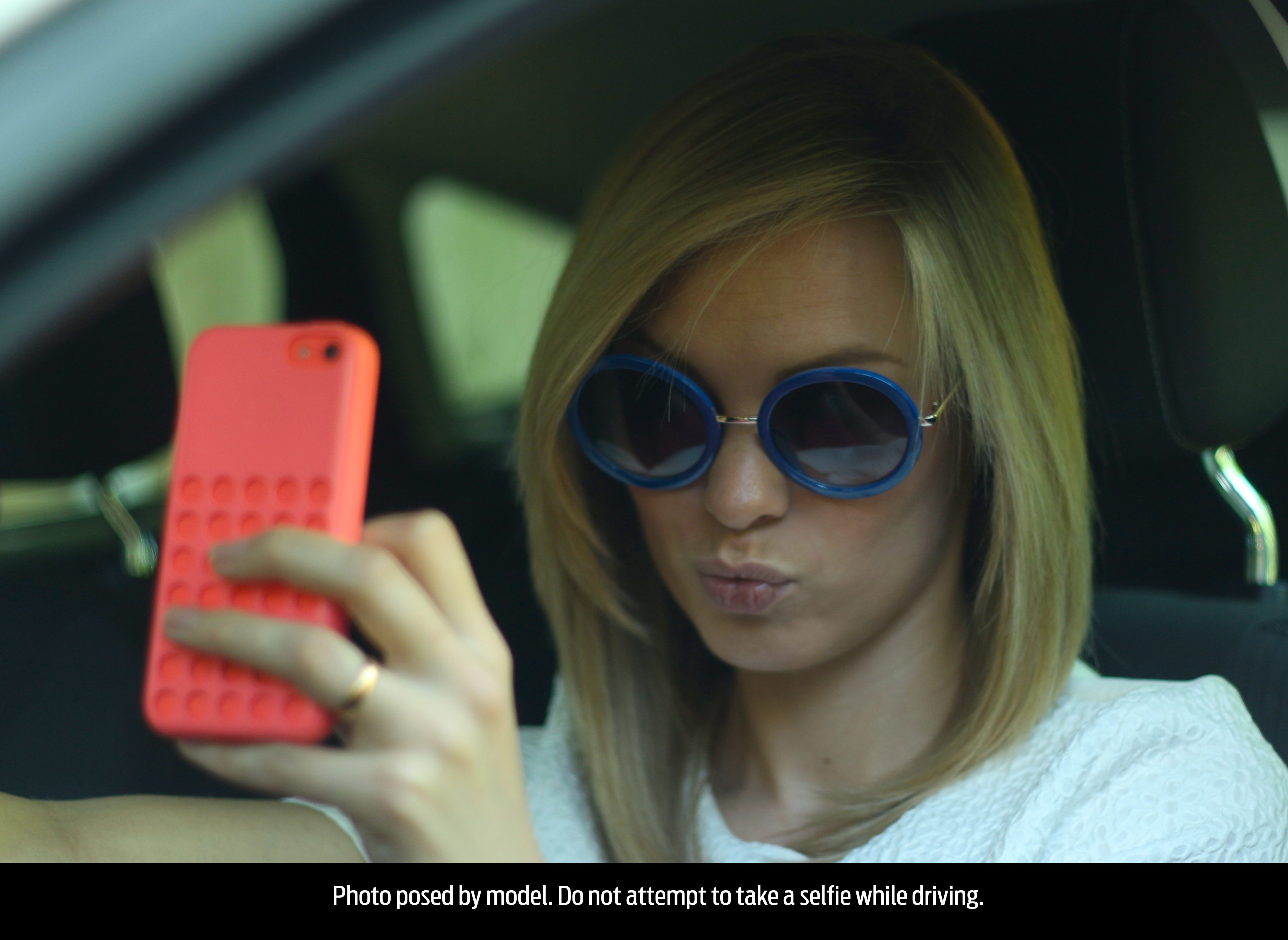  Un giovane su 4 scatta “selfie” durante la guida
