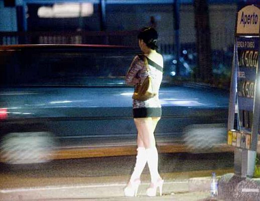  Prostitute e incontri a Luci Rosse nel pieno centro a Salerno: 7 arresti