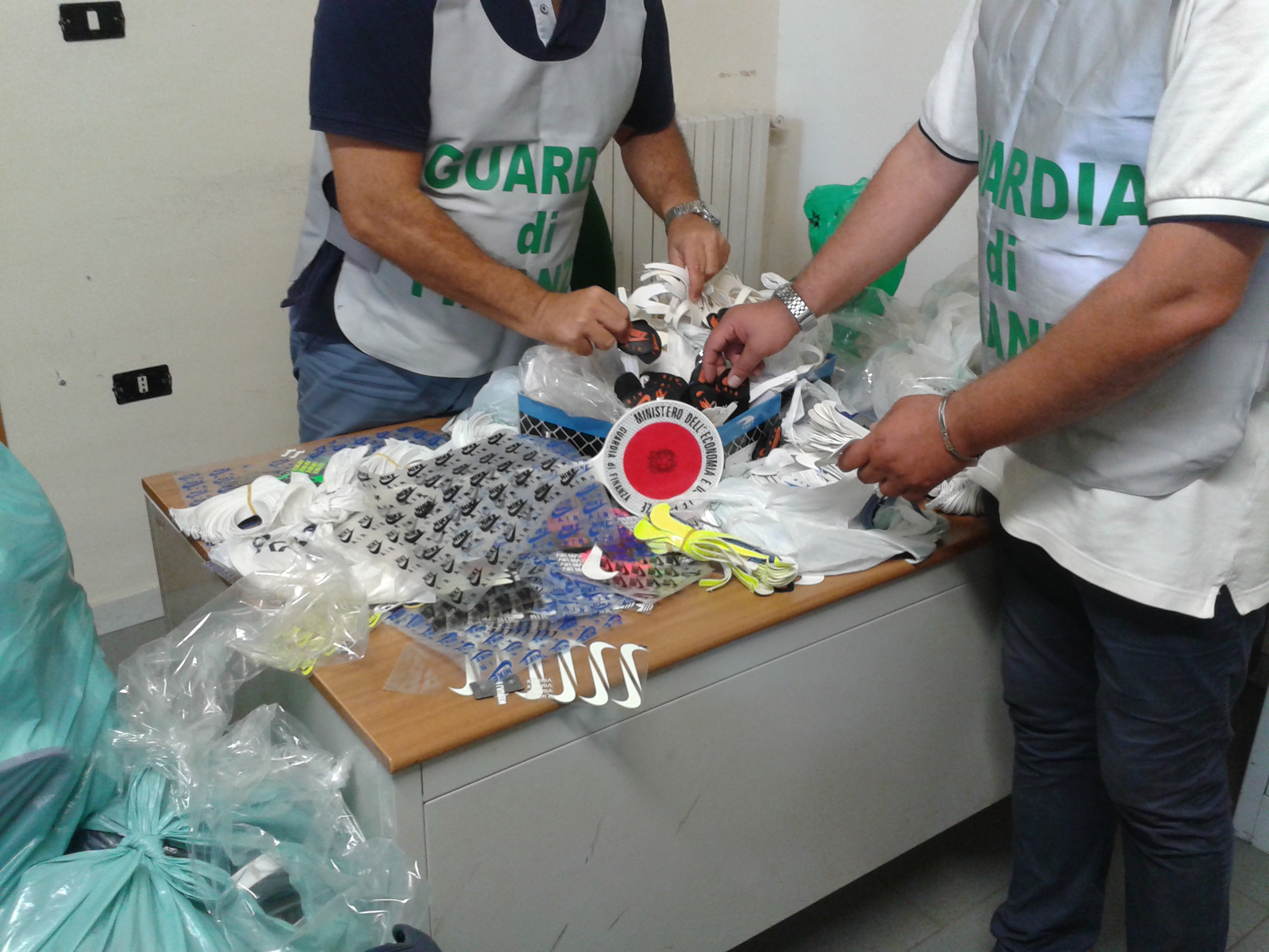  In Provincia di Caserta sequestrato deposito clandestino di prodotti contraffatti