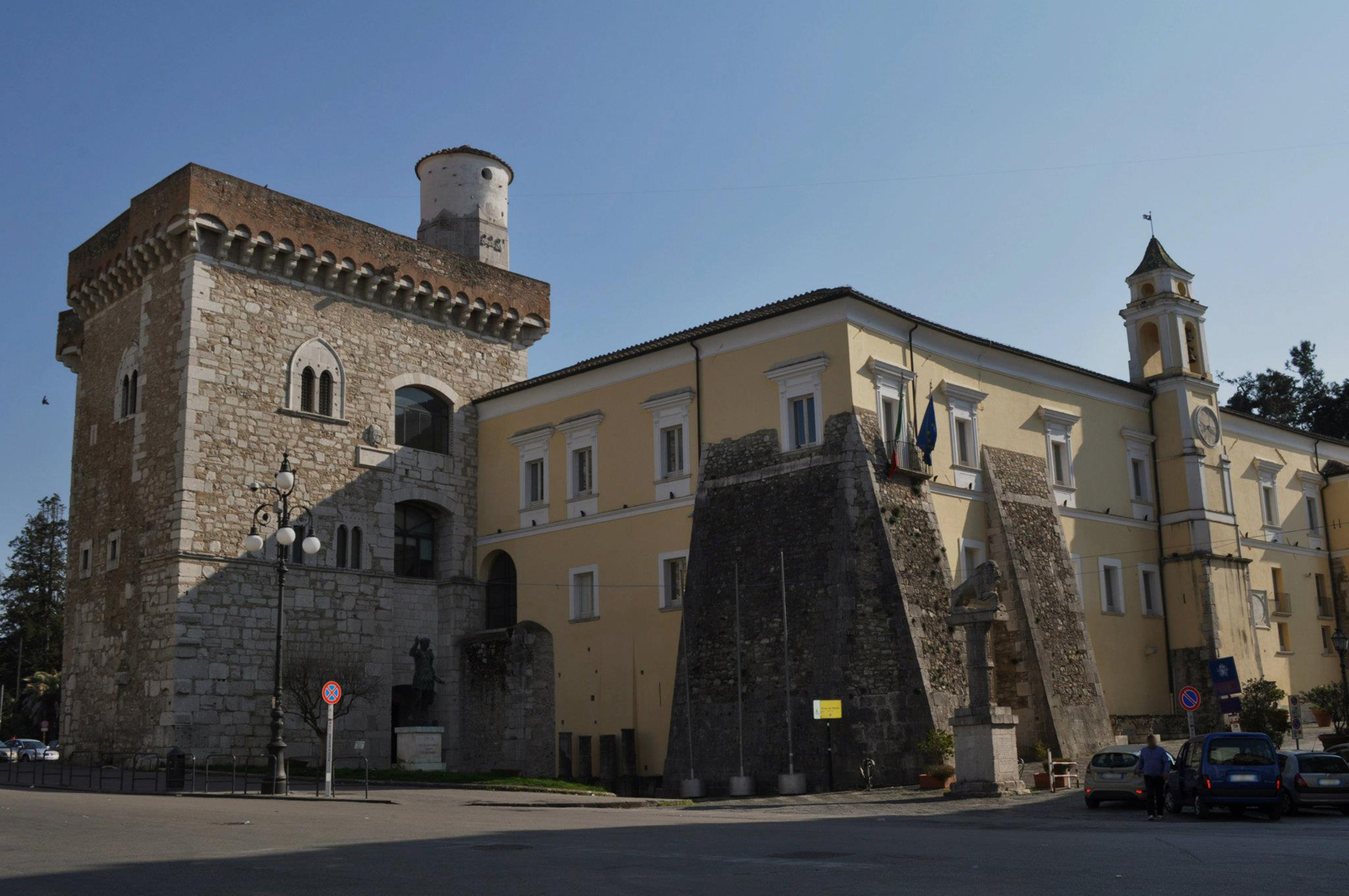  Benevento, lavoratori dei Consorzi rifiuti di Napoli occupano la Rocca dei Rettori