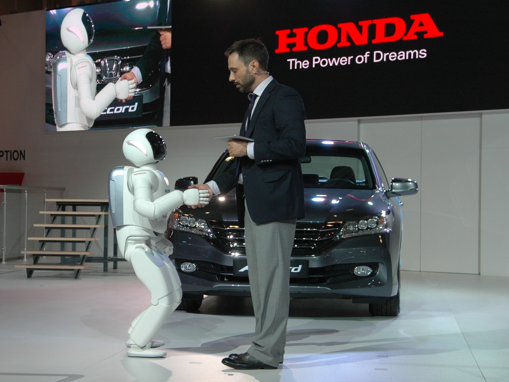  Honda, il nuovo ASIMO arriva a Mosca per il suo debutto in Europa