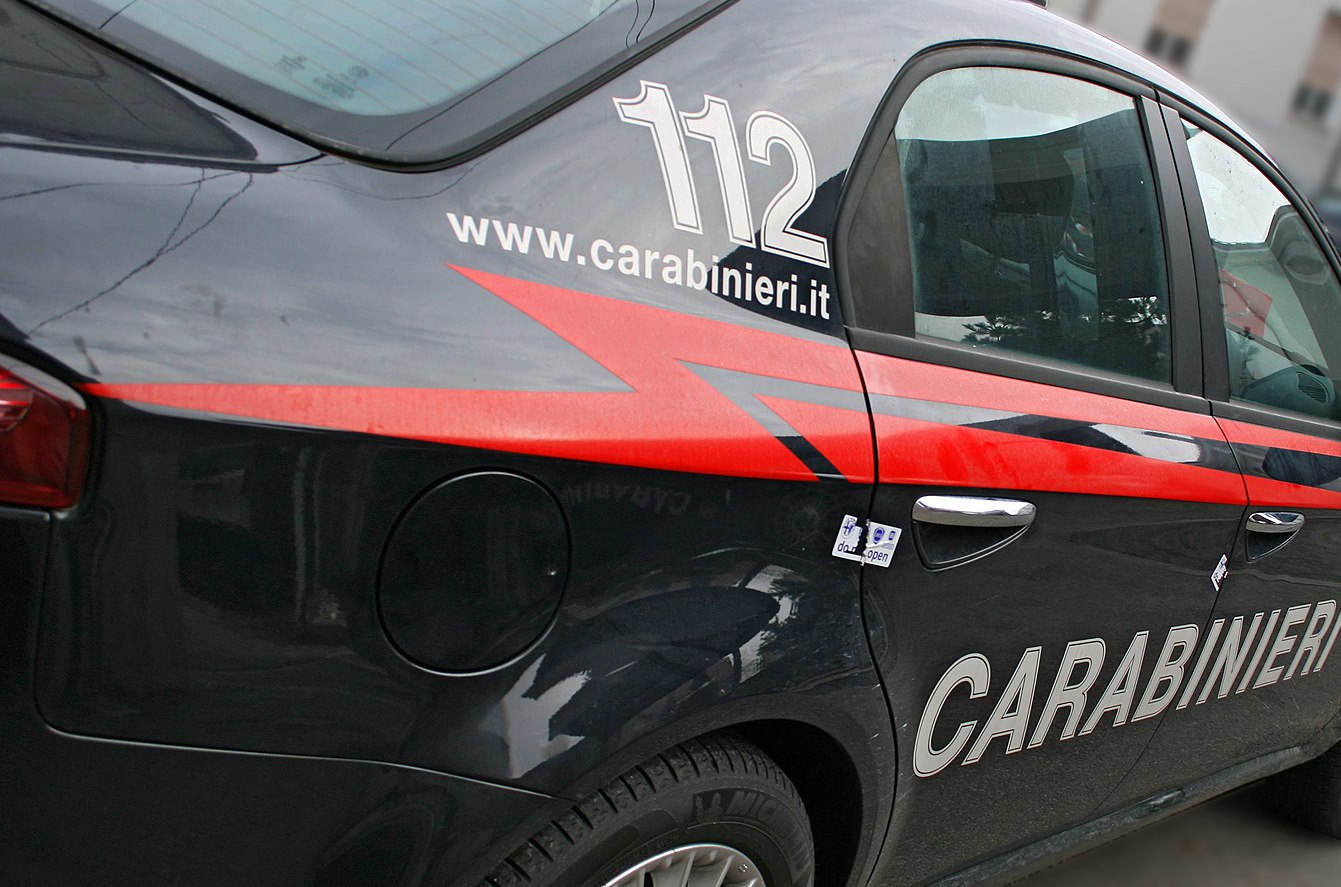  Palma Campania: pugni e calci al portone e sulla macchina della fidanzata: arrestato 44enne