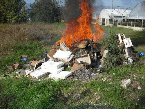  Giugliano in Campania, incendiava rifiuti speciali in via Palmentiello: arrestato