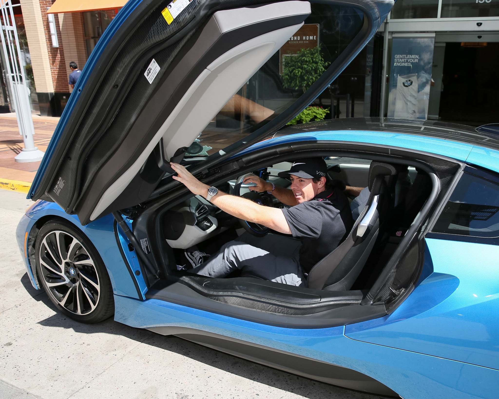  Rory Mclloroy si distingue alla guida di una BMW i8 al BMW Championship 2014