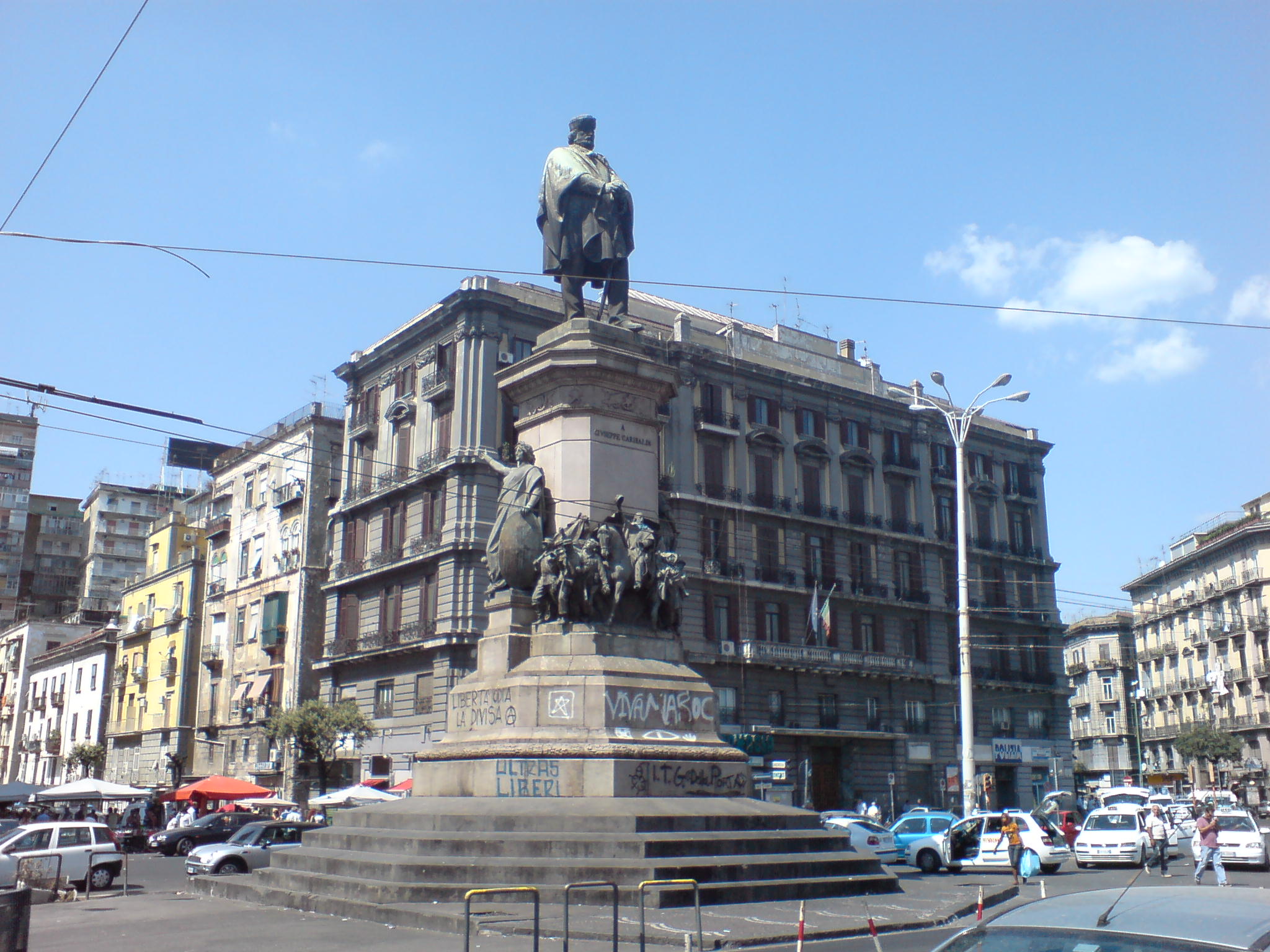  Napoli, rapinano marsupio ad un passante: 2 arresti in Piazza Garibaldi