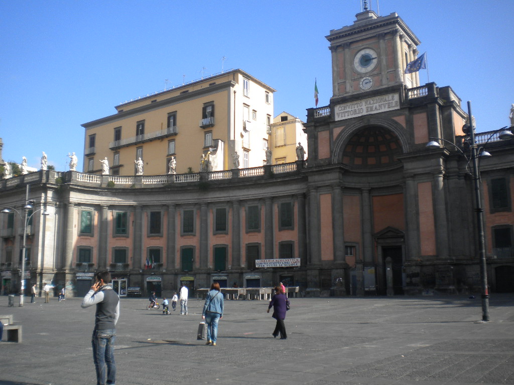  Napoli, in piazza Dante rubò orologio da 17mila dollari: arrestato 27enne