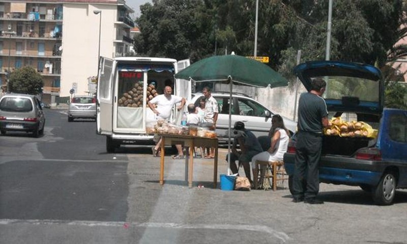  Napoli, blitz contro i venditori ambulanti abusivi della domenica: 64 denunce