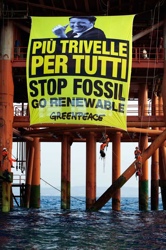  Ambiente, striscione Greenpeace sulla piattaforma ENI – FOTOGALLERY