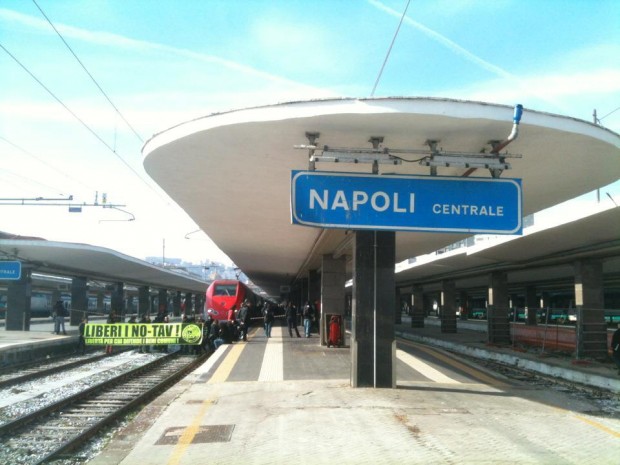  Napoli, stazione centrale: raid vandalico su di un treno e distrutte otto carrozze