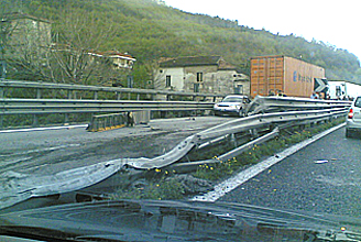  Ennesimo incidente stradale sul raccordo Salerno-Avellino: un ferito