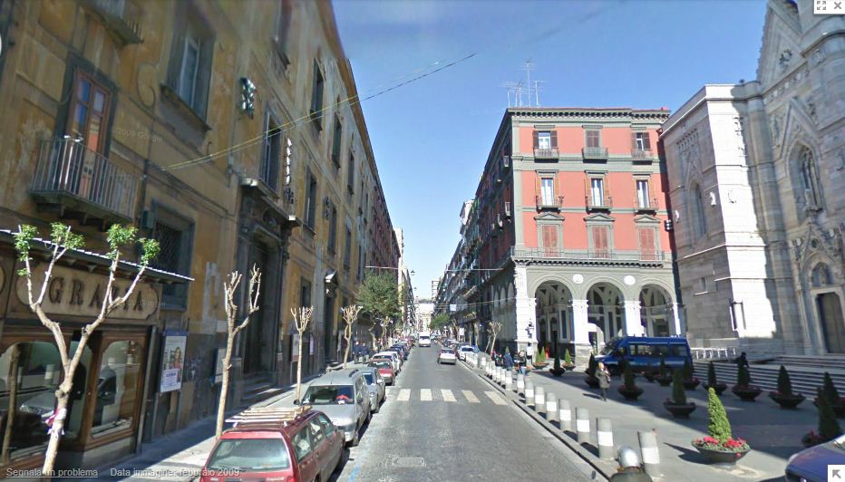  Napoli, nella notte lite tra ragazze in via Duomo: 20enne ferita