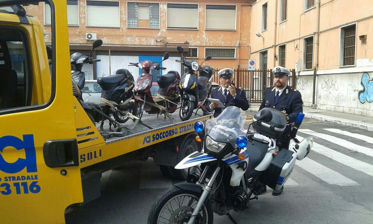 Napoli, controlli della polizia municipale davanti gli istituti scolastici