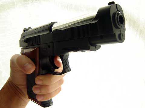  Baiano, litiga con la moglie e la suocera: carabinieri scoprono una pistola nascosta in auto
