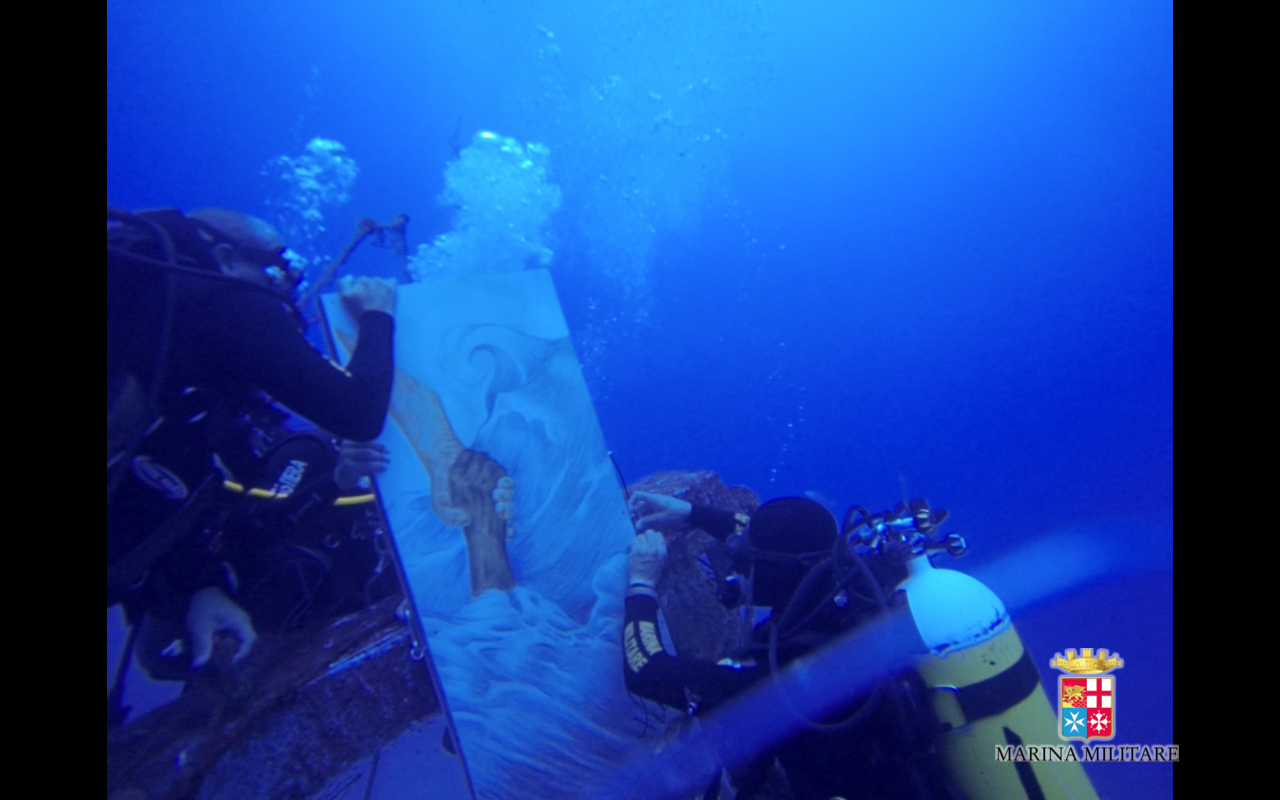  Lampedusa, targa commemorativa sul peschereccio affondato un anno fa – VIDEO
