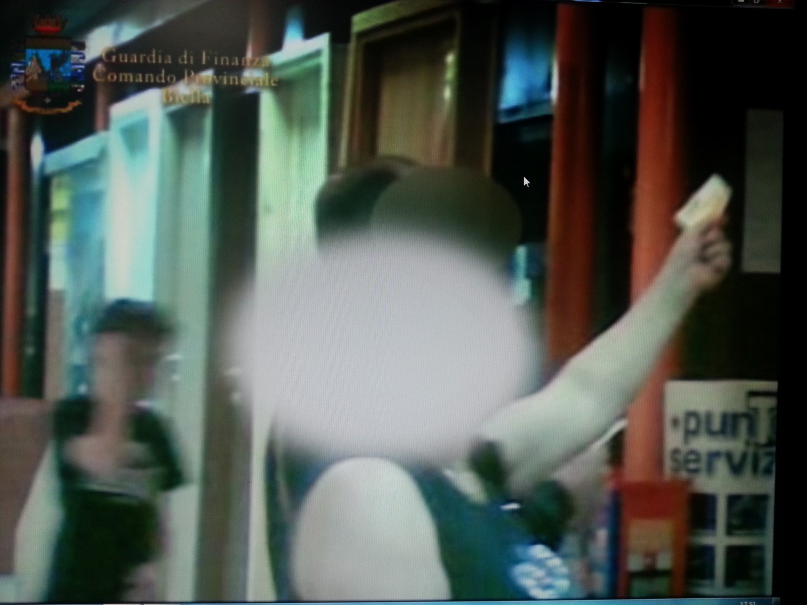  Biella: smascherata dalla guardia di finanza una falsa cieca – VIDEO