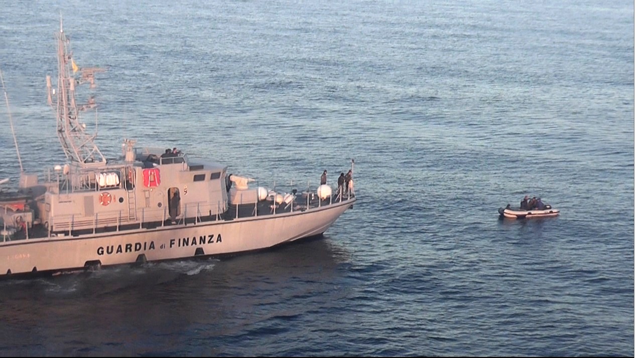  Nel canale di Sardegna soccorso un gommone con 5 immigrati a bordo – VIDEO