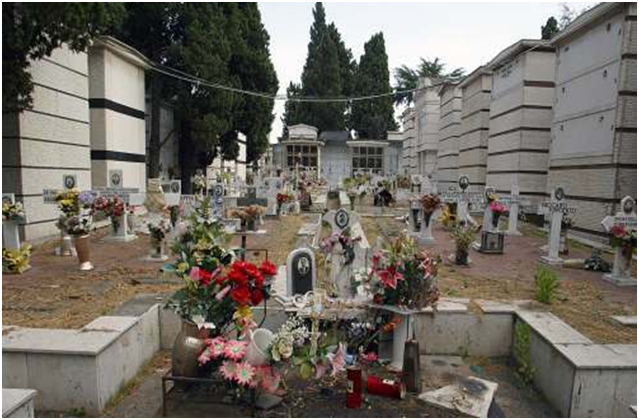  Napoli, lavoratori dei cimiteri in sciopero: questo weekend cimiteri chiusi