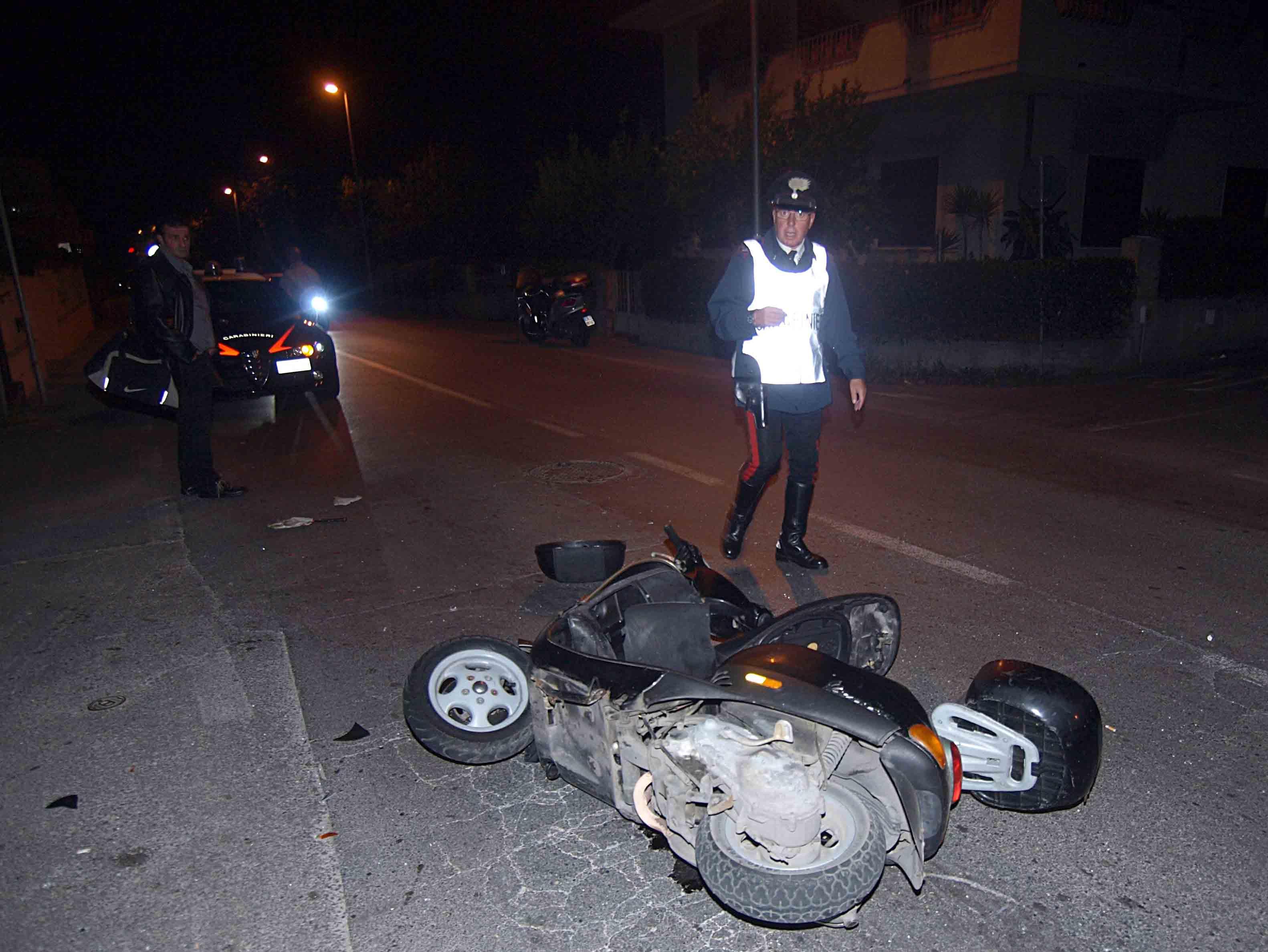  Torre Annunziata, 17enne in scooter travolge pedoni: muore un bimbo di 5 anni