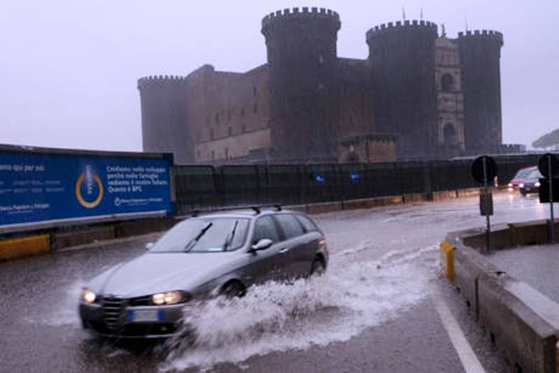  Napoli colpita dal maltempo, strade allagate in centro e in periferia
