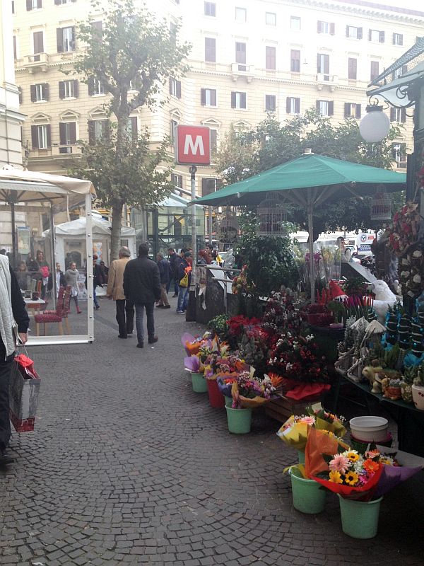  Vomero, piazza Vanvitelli: restituiamo i marciapiedi ai pedoni