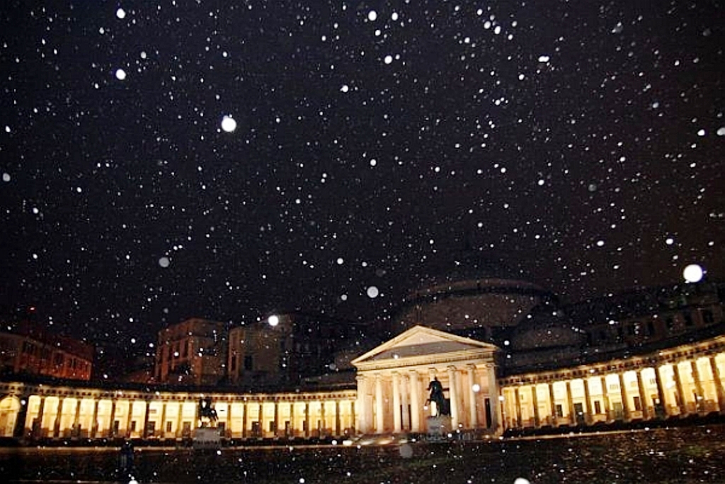  Napoli si sveglia con la neve: Capodichino chiuso per 2 ore, disagi nel Vesuviano e nel Vallo di Diano