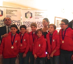 premiazione CAM Fisi sciatori U12 premiati con il pres. AgostinoFelsani e il vice Roberta Cataldi