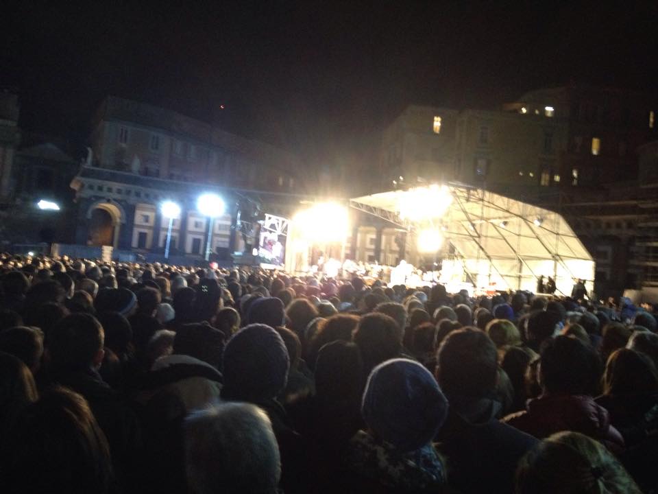  In 100mila a Piazza Plebiscito per l’ultimo saluto a Pino Daniele – VIDEO