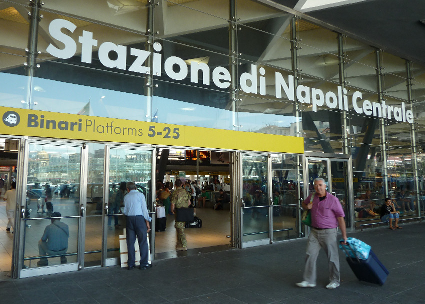 Tentano rapina a turista alla Stazione centrale di Napoli: 2 arresti