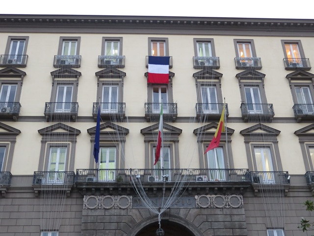  Napoli, Charlie Hebdo: a palazzo san Giacomo spunta la bandiera della Francia – VIDEO