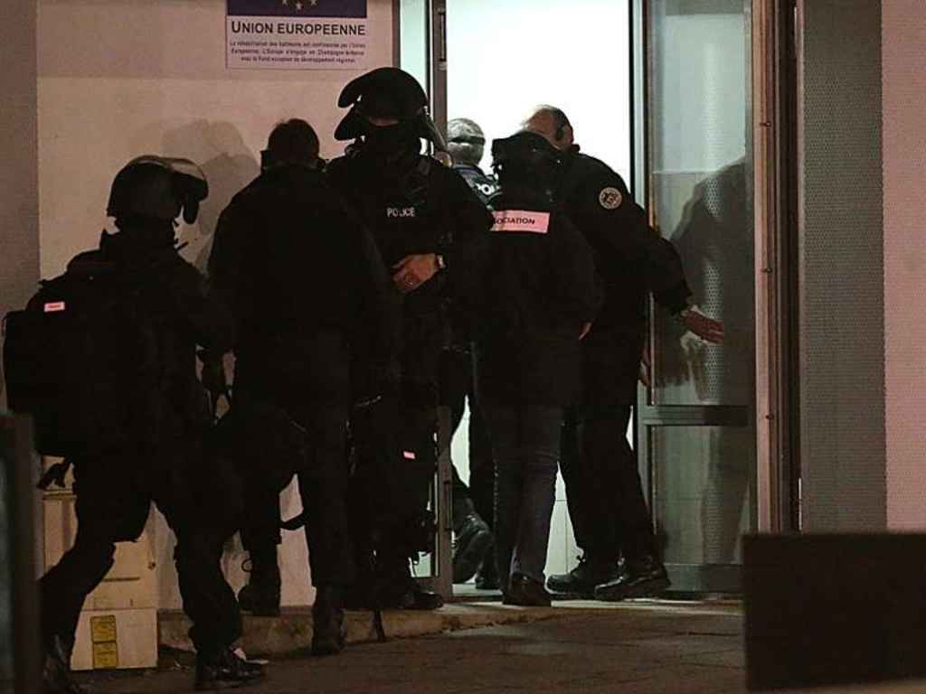  Charlie Hebdo, killer barricati in una tipografia di Damamrtin-en-Goele: trattativa in corso