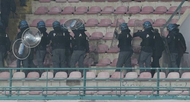  Lancio di petardi durante Napoli – Trabzonspor, identificato ed arrestato 21enne