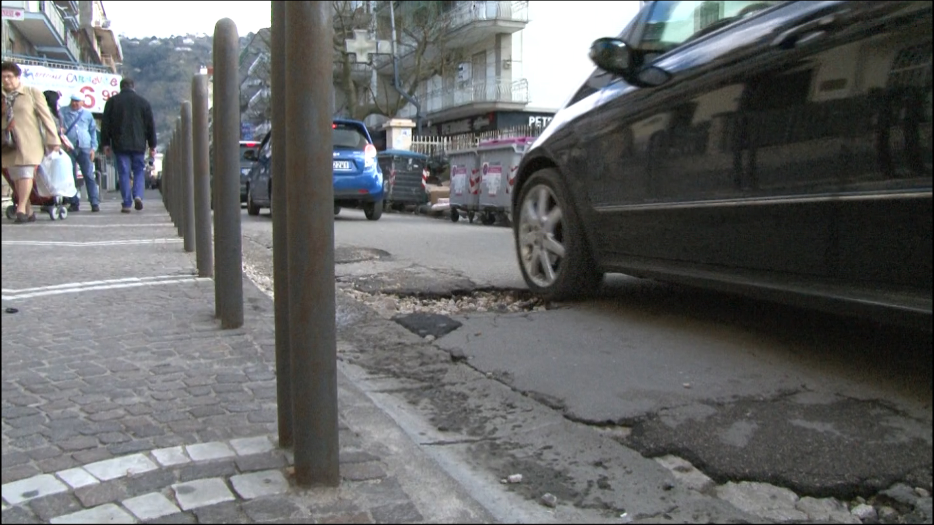  In viaggio tra le buche di Pianura, sempre più un quartiere gruviera – VIDEO