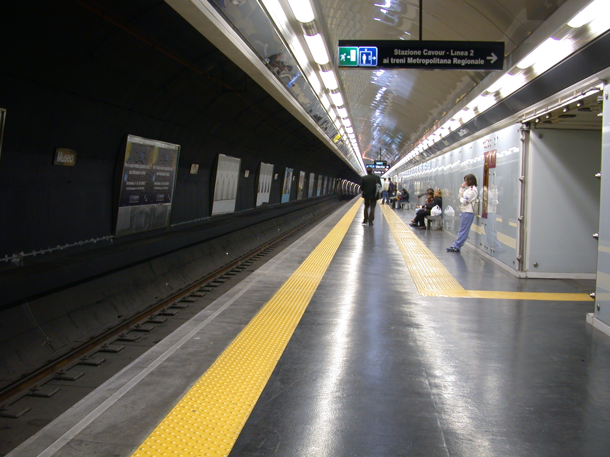  Vomero, rapinano cellulare nella stazione metropolitana: due arresti